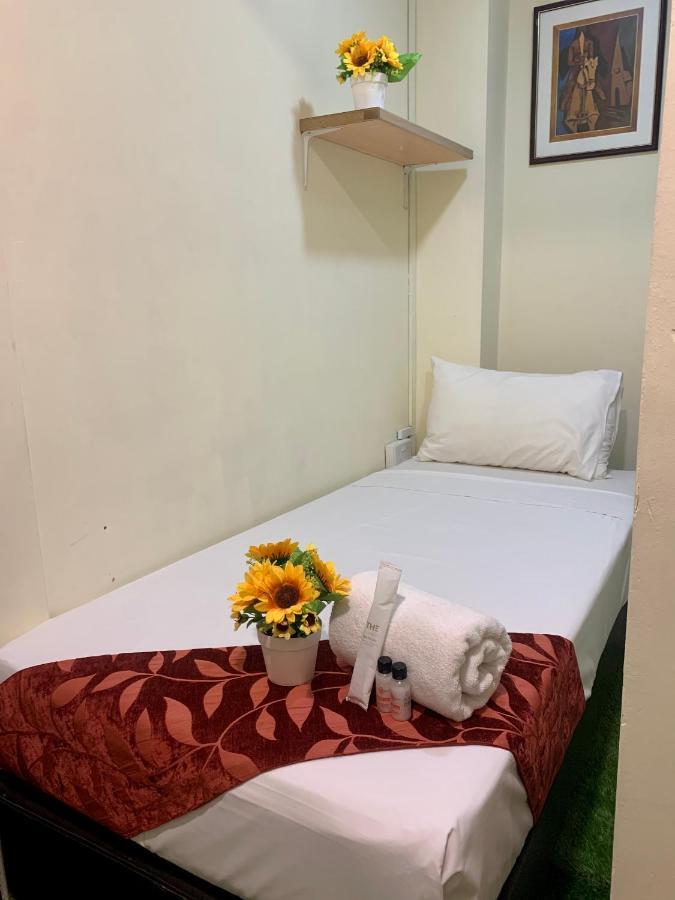 Single Sharing Room And Short Hours Stay At Sandpiper Hotel Singapore Eksteriør billede