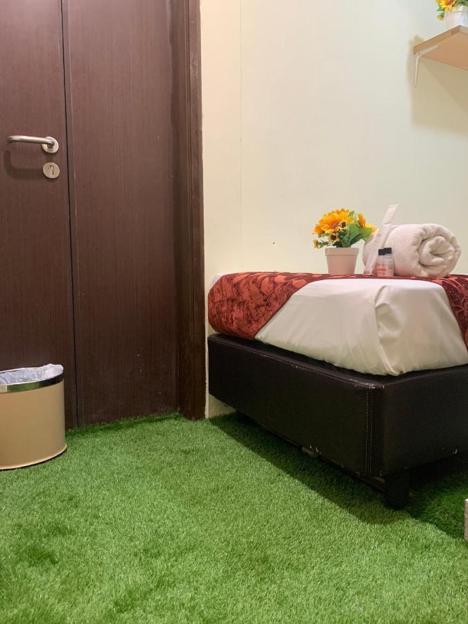 Single Sharing Room And Short Hours Stay At Sandpiper Hotel Singapore Eksteriør billede